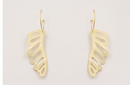 Pendientes aro bolita con ala dorada mate.