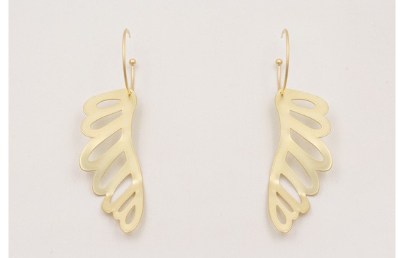 Pendientes aro bolita con ala dorada mate.