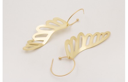 Pendientes aro bolita con ala dorada mate.