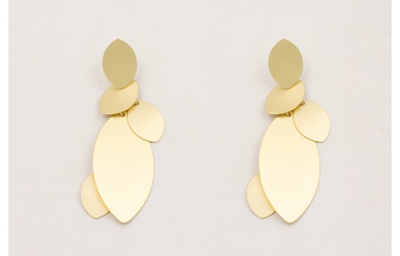 Pendientes ovalos curvados dorado mates.