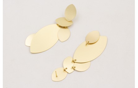 Pendientes ovalos curvados dorado mates.