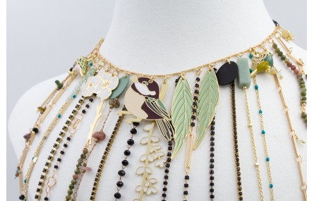 Collar babero flecos de distintas cadenas con paja