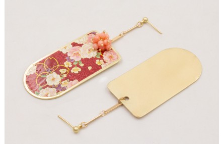 Pendientes perno bolita dorada mate con cadena lis