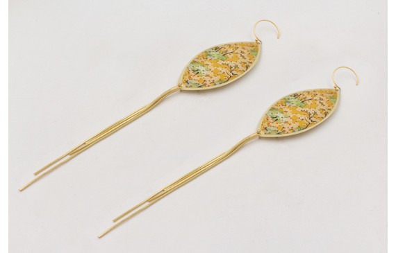 Pendiente semi circular dorado mate con ovalo esta