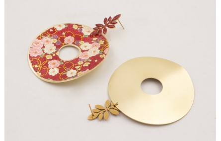 Pendientes perno pétalos esmaltados granate con di