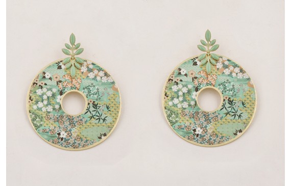 Pendientes perno pétalos esmaltados turquesa con d