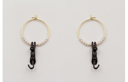 Pendientes aro dorado con abalorio perla y GATO pi