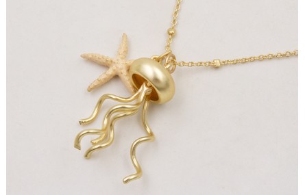 Collar microbola con medusa dorada y estrella de m
