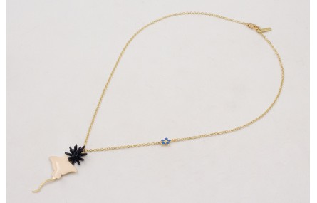 Collar cadena con margarita azul en el medio, mant