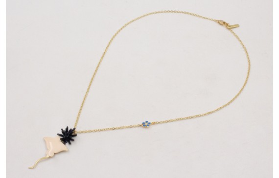 Collar cadena con margarita azul en el medio, mant