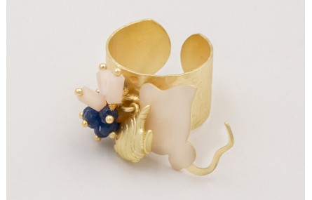 Anillo de arandela con manta raya beige,pez dorado