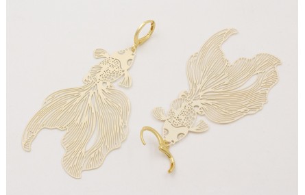 Pendientes perno gancho y pez tropical beige