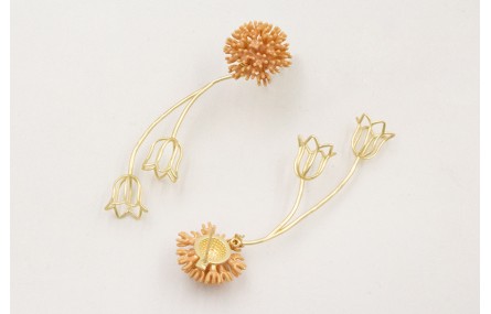 Pendiente perno nenufar esmaltado en rosa melocotó