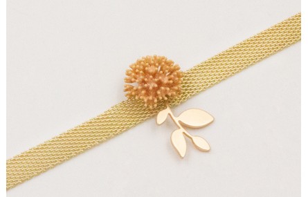 Pulsera cadena plana dorada mate, centro nenufar e