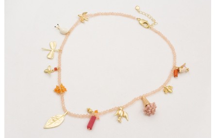 Collar bolitas rositas con colgantes,pajaro esmalt