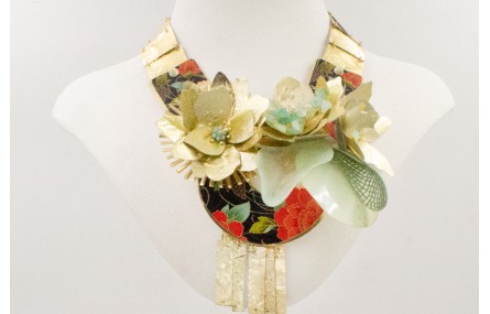 Collar lentejuelas cuadradas doradas con centro di