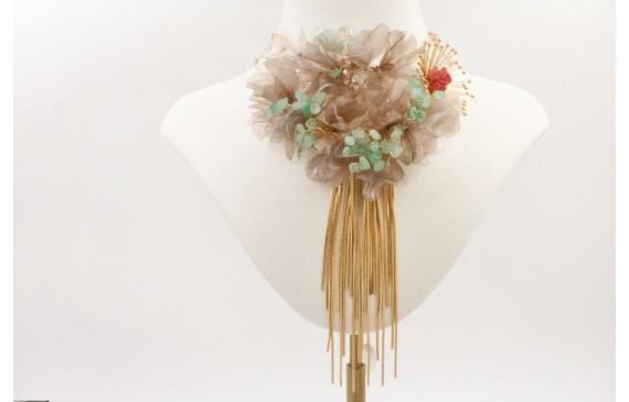 Collar lentejuelas cuadradas grises con centro len