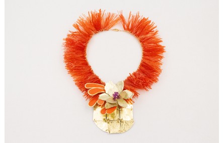 Collar lentejuelas flecos naranjas con centro flor