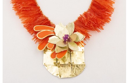 Collar lentejuelas flecos naranjas con centro flor