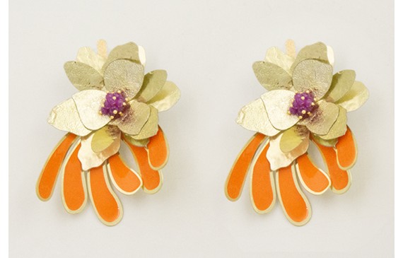 Pendientes perno lámina satinada con colgante péta