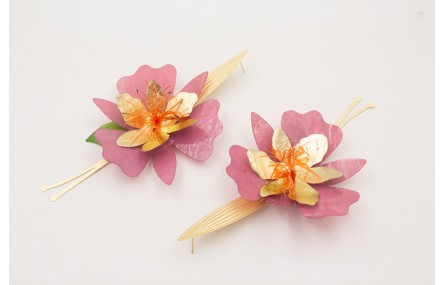 Pendientes perno hoja alargada dorada mate con flo