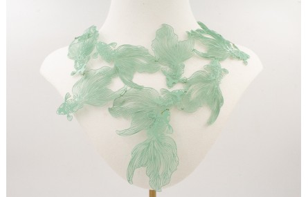 Collar babero peces tropical esmaltado turquesa.