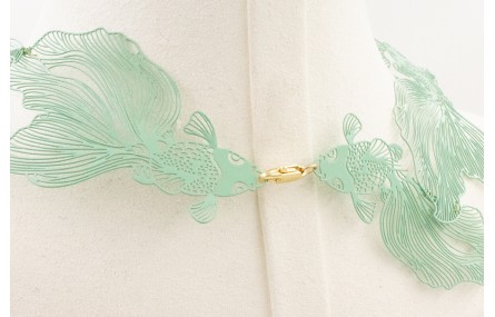 Collar babero peces tropical esmaltado turquesa.