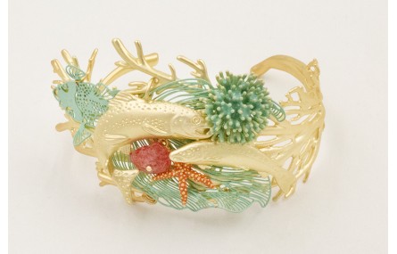 Brazalete de coral con pez tropical esmaltado turq