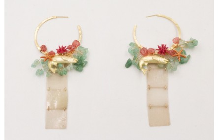 Pendientes aro plano dorado mate con ramas de chip