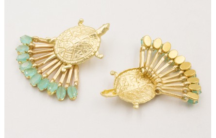 Pendiente perno tortuga dorada mate con listones y