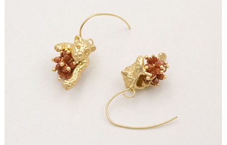 Pendientes gancho con colgante tigre y burruño cub