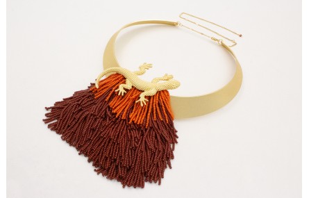 Collar lámina con flecos de abalorio marrones y na