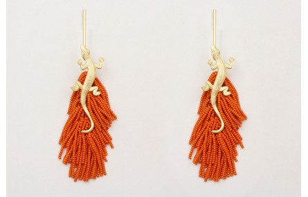 Pendiente perno listón dorado mate con fleco de ab