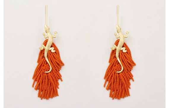 Pendiente perno listón dorado mate con fleco de ab