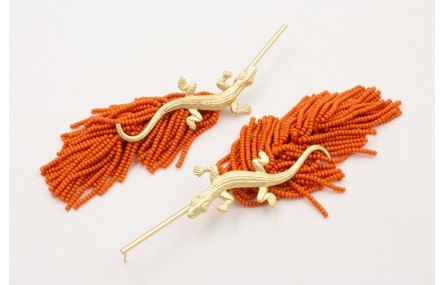 Pendiente perno listón dorado mate con fleco de ab