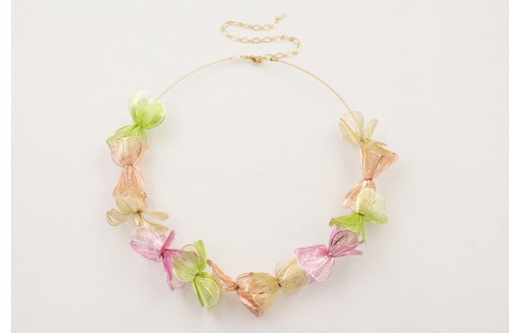 Collar hilo flexible con flores de 6 pétalos color
