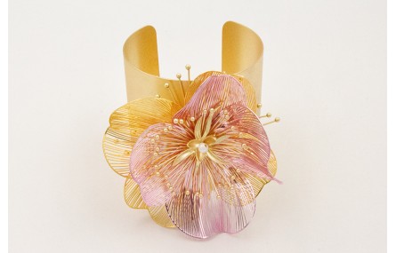 Brazalete con flores metalicas rosa y dorada, sol 