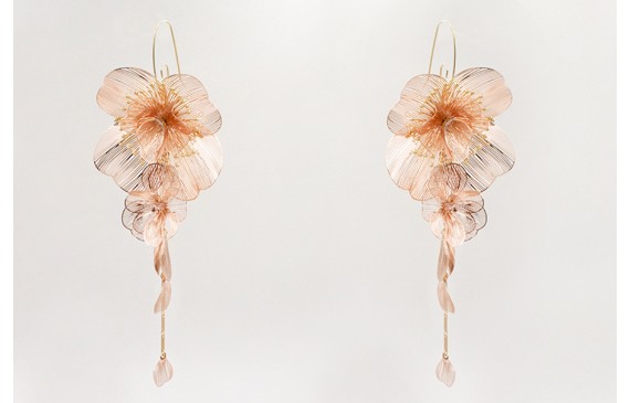 Pendientes gancho dorado con flores metalicas colo