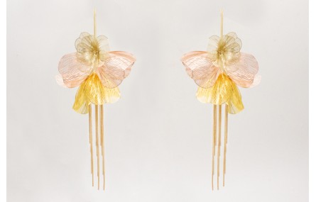 Pendientes perno listón dorado mate con flores gra