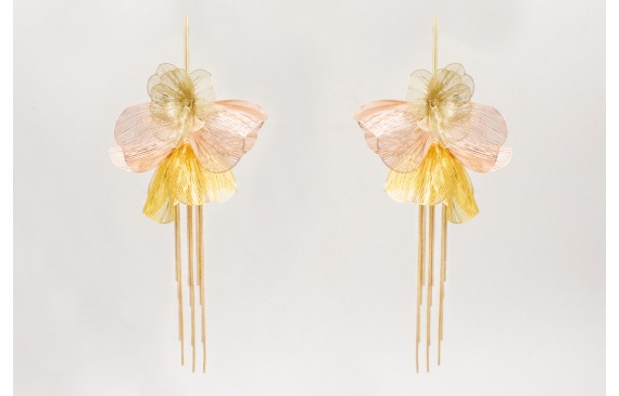 Pendientes perno listón dorado mate con flores gra