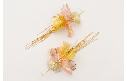 Pendientes perno listón dorado mate con flores gra