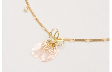 Collar cadena listones con colgante pétalo metaliz