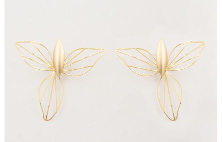 Pendientes perno ovalado concavo con flor 3 pétalo