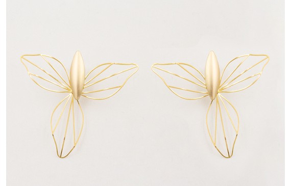 Pendientes perno ovalado concavo con flor 3 pétalo