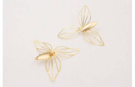 Pendientes perno ovalado concavo con flor 3 pétalo