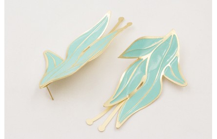 Pendientes flor plana esmaltada turquesa con pisti