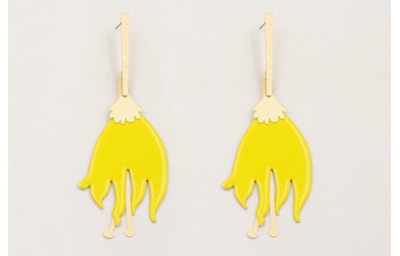 Pendientes lámina satina con flor plana esmaltada 