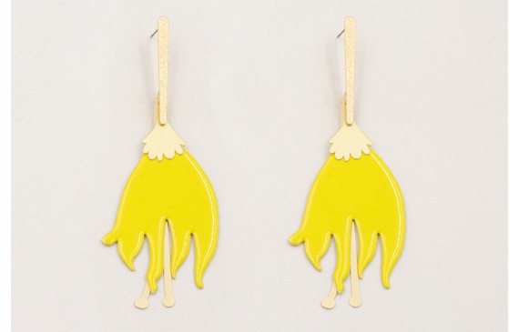 Pendientes lámina satina con flor plana esmaltada 