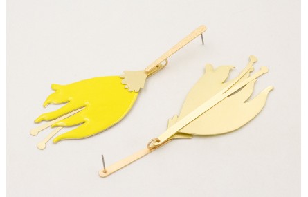 Pendientes lámina satina con flor plana esmaltada 