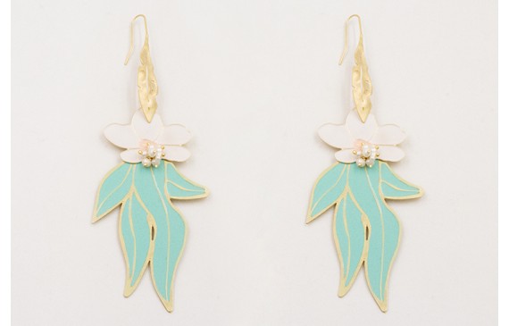 Pendientes hoja alargada calada dorada mate con fl